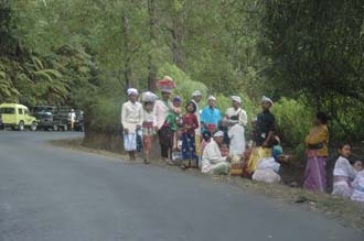 DPS Bali street from Pelaga to Kintamani pilgrims to temple ceremony 01 3008x2000