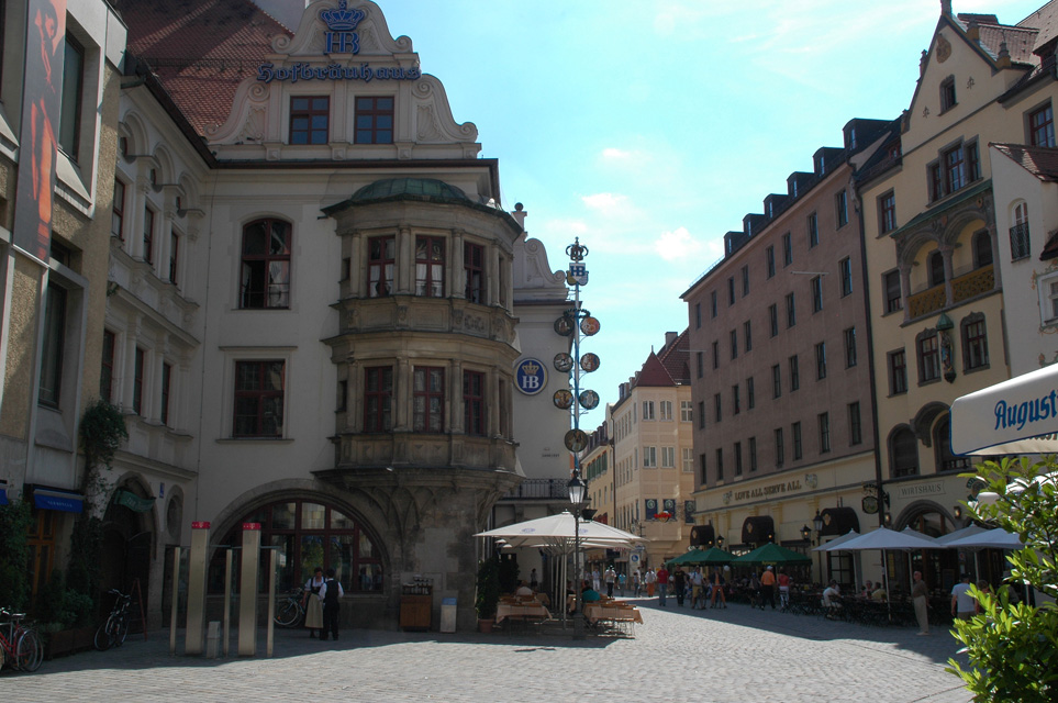 MUC Munich - Hofbräuhaus panorama with Am Platztl 02 3008x2000