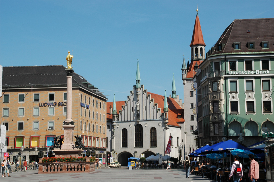 MUC Munich - Marienplatz with Old Town Hall and Mariensäule or column of the Virgin Mary at its center 3008x2000