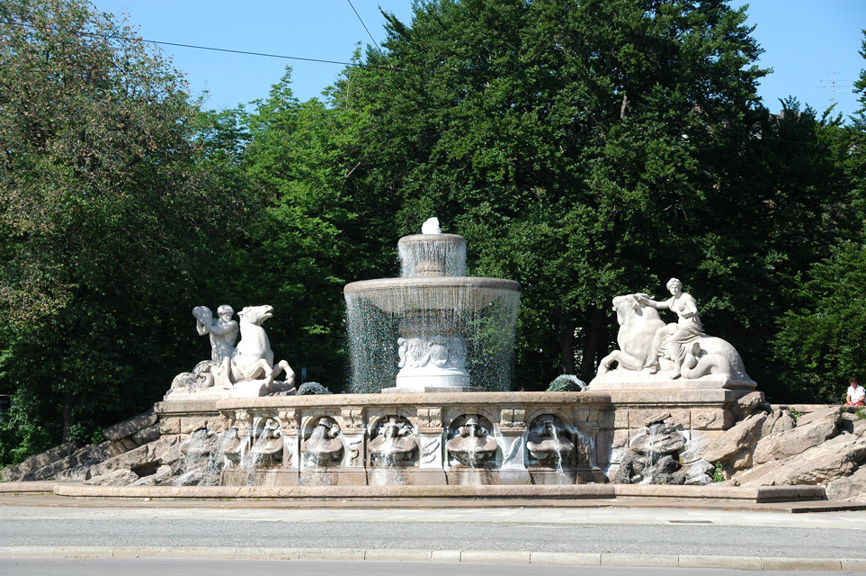 MUC Munich - fountain on Lenbachplatz 3008x2000