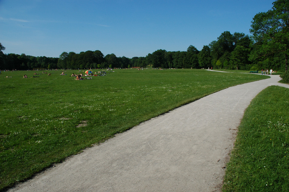 MUC Munich - lawn for sunbathing and path in the English Garden 3008x2000