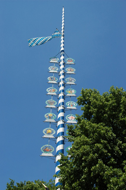 MUC Munich - maypole in Ramersdorf 3008x2000