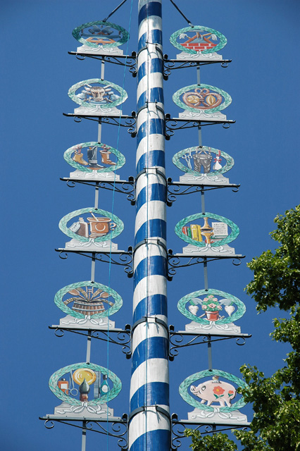 MUC Munich - maypole in Ramersdorf detail 3008x2000