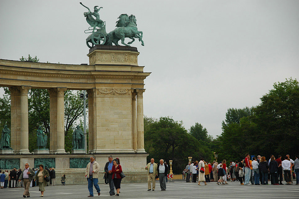 BUD Budapest - Heroes Square with Millenary Monument, a 36m pillar backed by colonnades detail 02 3008x2000