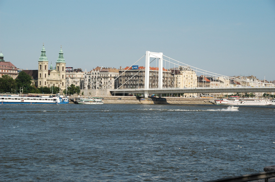 BUD Budapest - Elizabeth Bridge (Erzsebet hid) with  Inner-City Parish Church (Belvarosi Plebania Templom) 02 3008x2000