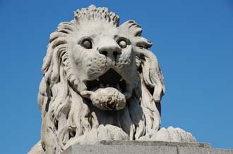 BUD Budapest - Chain Bridge (Szechenyi lanchid) lion 3008x2000