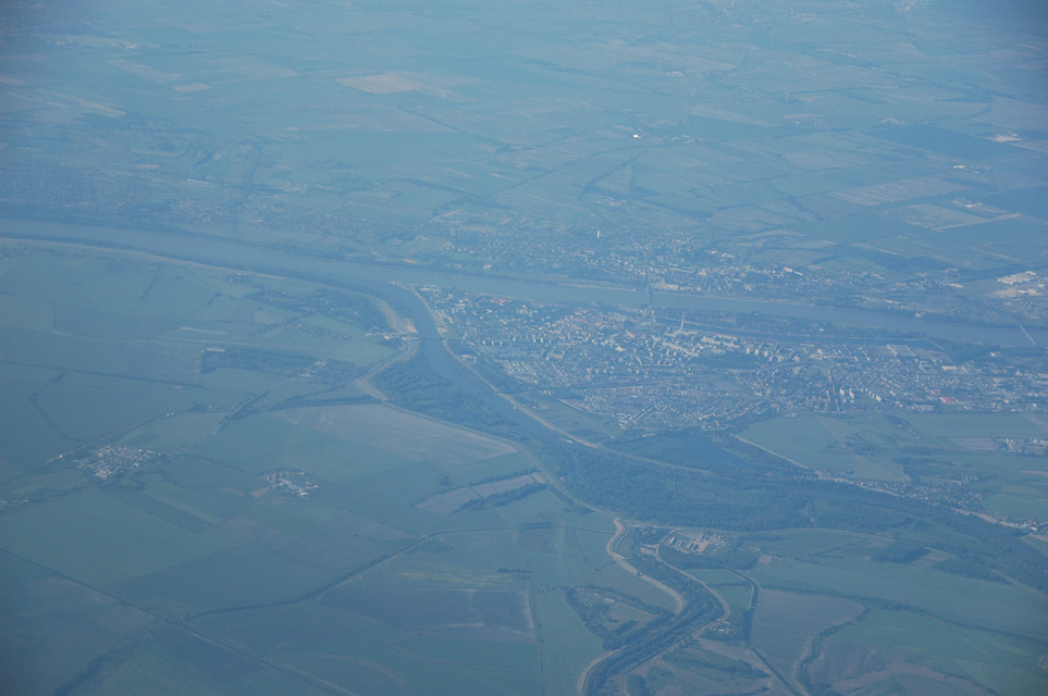 BUD Komarom (H) - Komarno (SK) - below (north) is Slovakia, above (south) is Hungary with River Danube 3008x2000