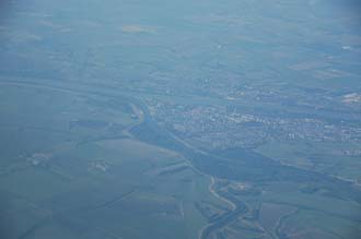 BUD Komarom (H) - Komarno (SK) - below (north) is Slovakia, above (south) is Hungary with River Danube 3008x2000