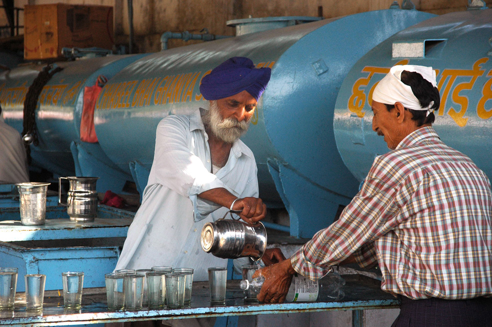 DEL Delhi - Gurdwara Bangla Sahib Sikh temple priest offering water with healing properties 3008x2000