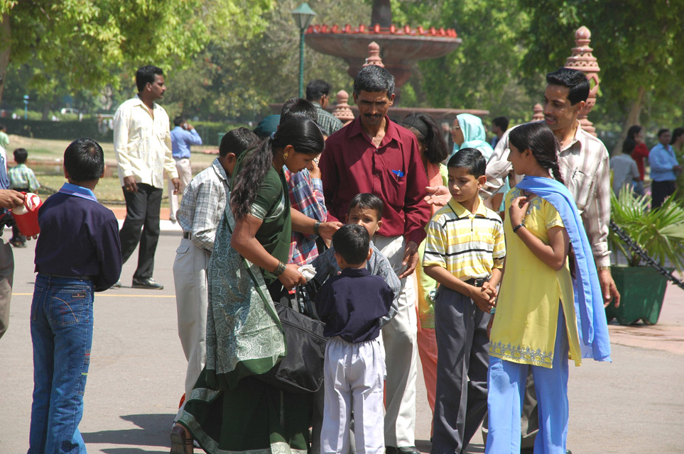 DEL Delhi - local visitors to India Gate 01 3008x2000