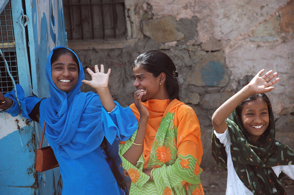 JAI Jaipur - friendly girls in traditional dress waving and welcoming new visitors 3008x2000