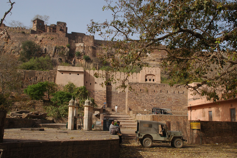 JAI Ranthambore National Park - Ranthambore Fort main gate stairs with Jeep 3008x2000