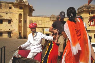 JAI Jaipur - Amber Fort-Palace tourists boarding an elephant for the ride to the Fort 3008x2000