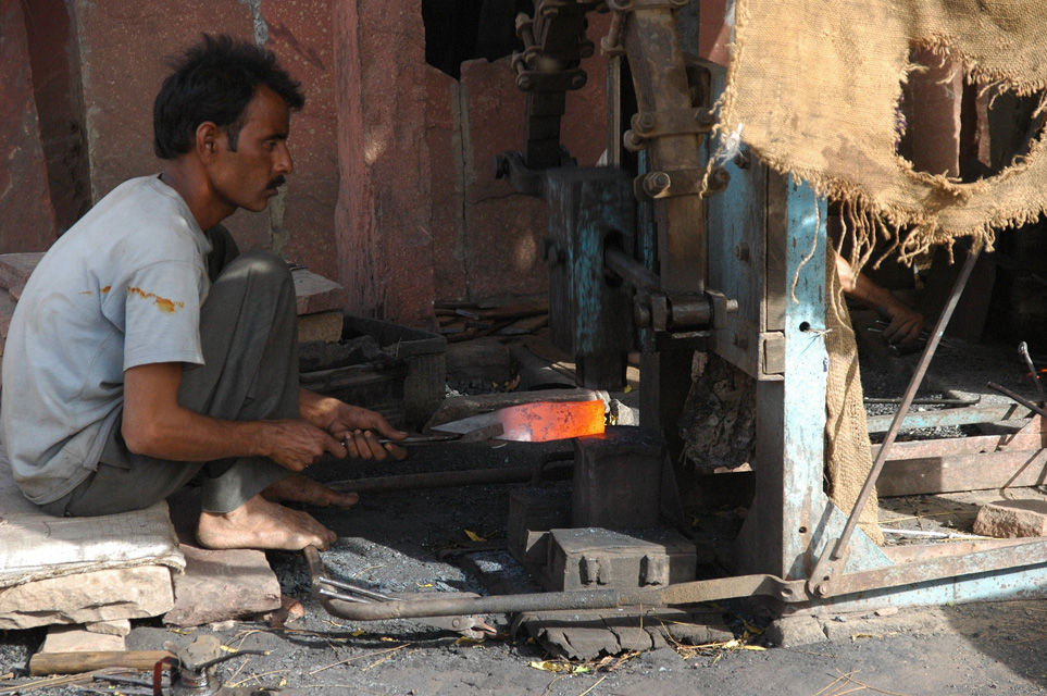 JAI Karauli in Rajasthan - blacksmith with antique machinery 3008x2000