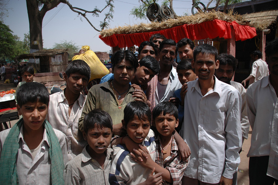 JAI Karauli in Rajasthan - group portrait with men and kids in the sun 3008x2000