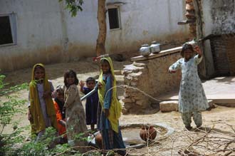 JAI - girls at water well waving on the road from Ranthambore National Park to Karauli 3008x2000.jpg3008x2000