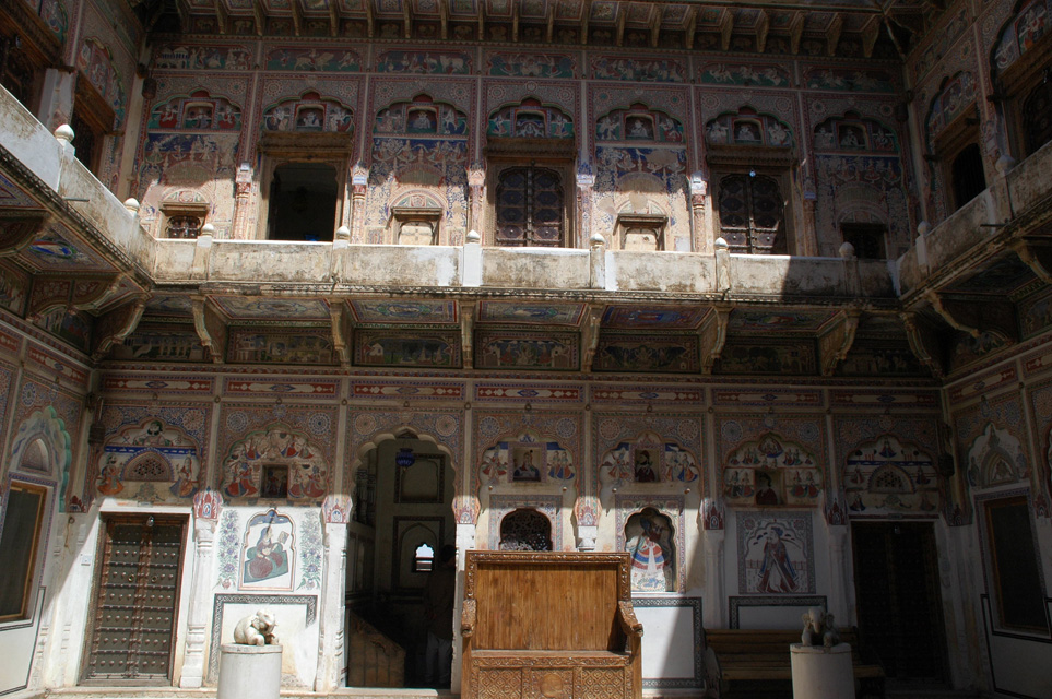 DEL Mandawa in Shekawati region - Hotel Mandawa Haveli inner courtyard with doors to guest rooms and beautifully painted facade 3008x2000