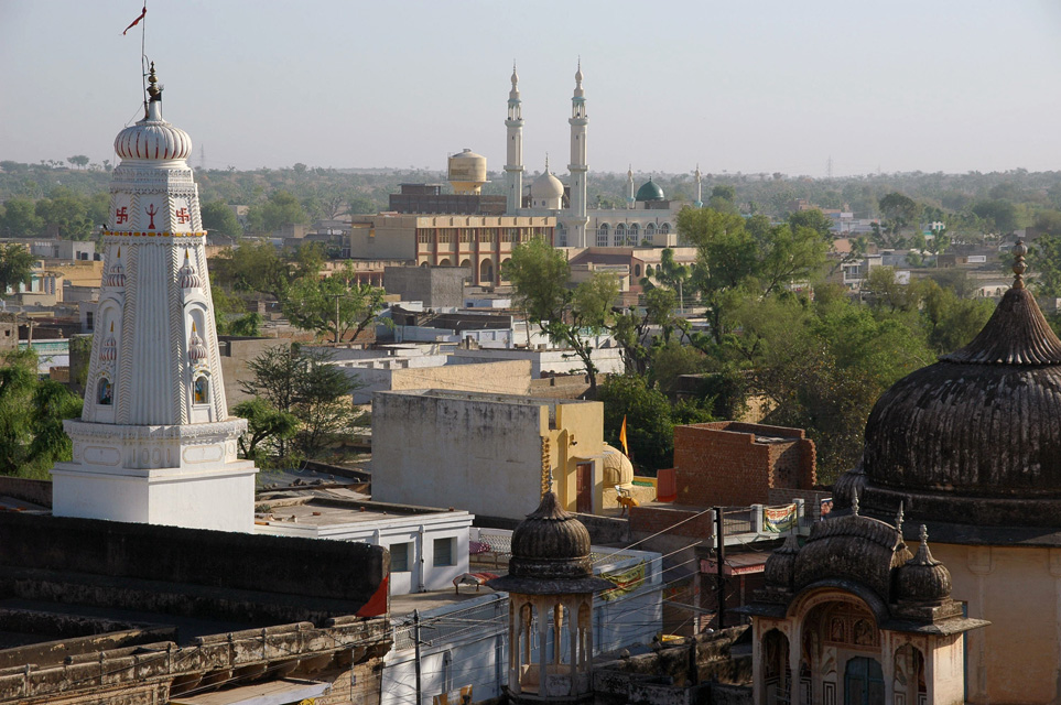 DEL Mandawa in Shekawati region - Hotel Mandawa Haveli view from rooftop terrace on Hindu Temple and Mosque 3008x2000