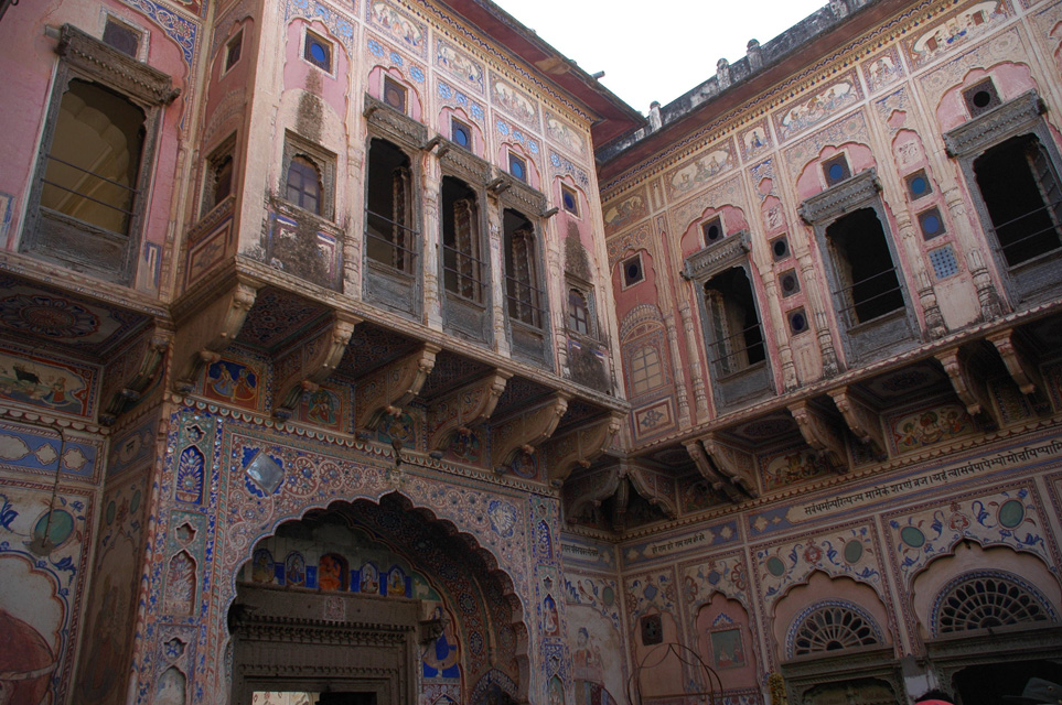 DEL Mandawa in Shekawati region - colourful and beautifully painted haveli residence 01 3008x2000