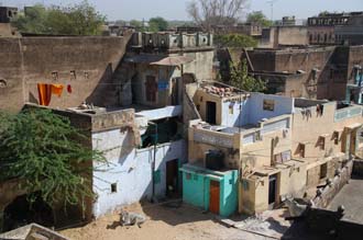 DEL Mandawa in Shekawati region - houses with cow and pottery on the roofs 3008x2000