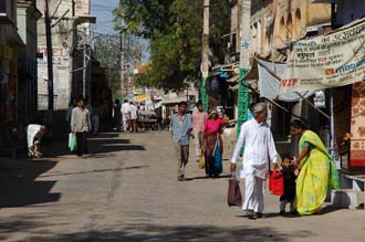 DEL Mandawa in Shekawati region - main street with people 3008x2000