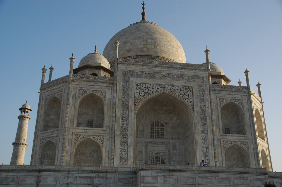 AGR Agra - Taj Mahal building on raised marble platform at sunrise 3008x2000