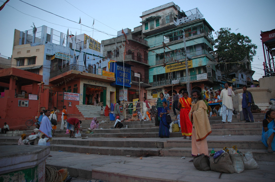 VNS Varanasi or Benares - Hindu pilgrims and beggars on the stairs of Dasaswamedh Ghat by dawn 3008x2000