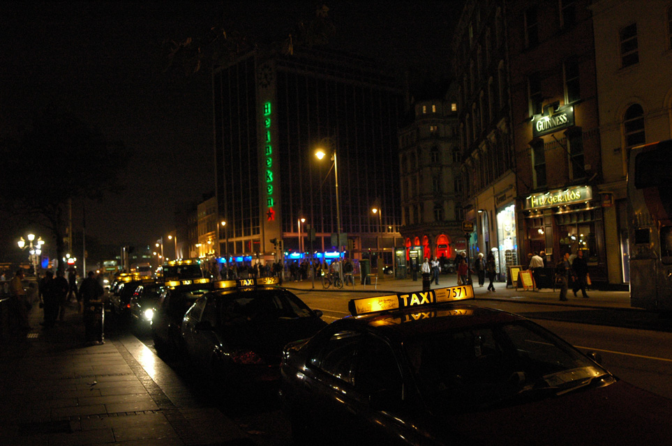 DUB Dublin - Taxis on Aston Quay by night 02 3008x2000