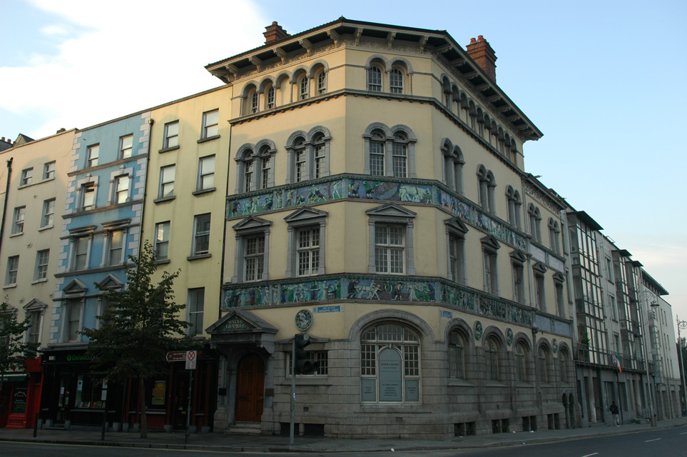 DUB Dublin - house on Essex Quay with decorated facade 02 3008x2000