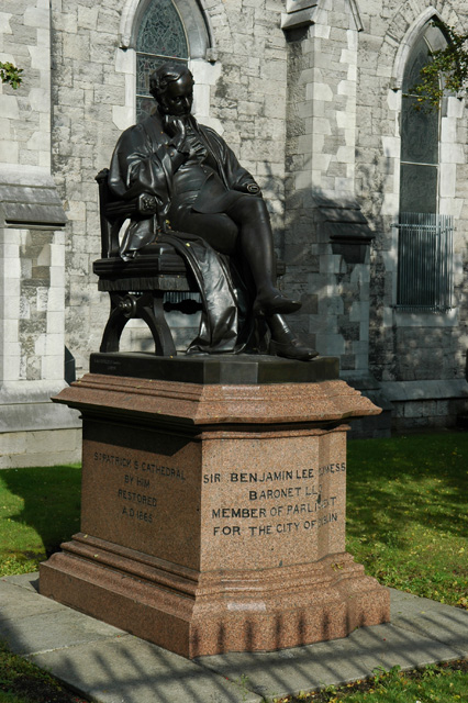 DUB Dublin - statue of Sir Benjamin Lee Guinness outside St Patricks Cathedral 01 3008x2000