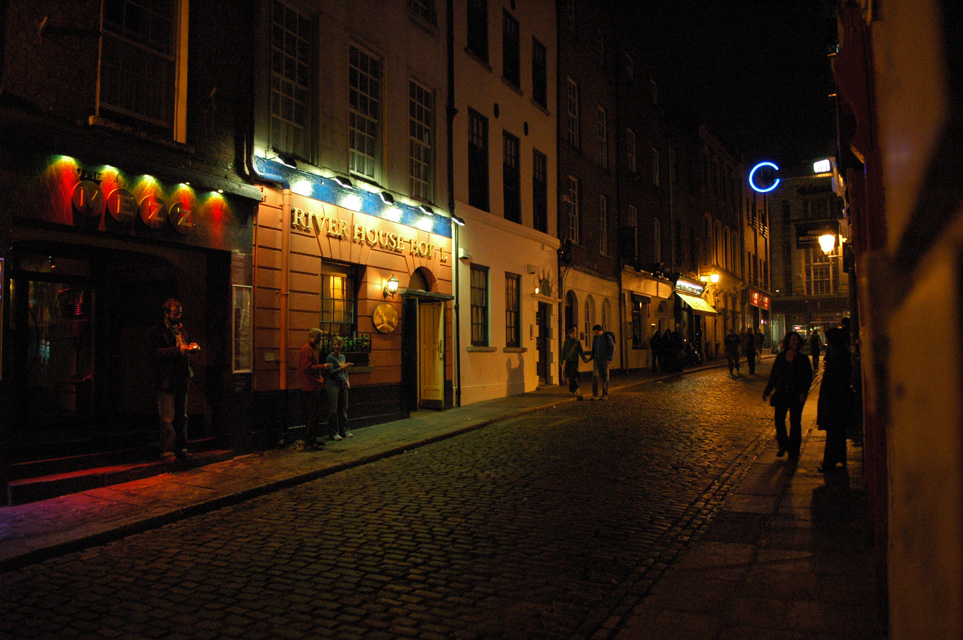 DUB Dublin - Temple Bar street by night 02 3008x2000