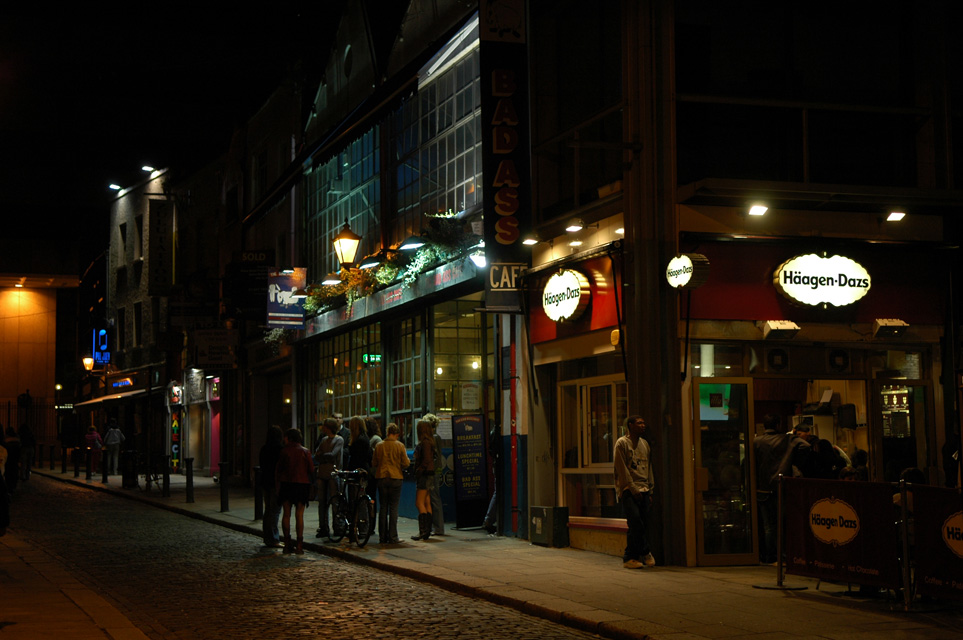 DUB Dublin - Temple Bar street by night 05 3008x2000