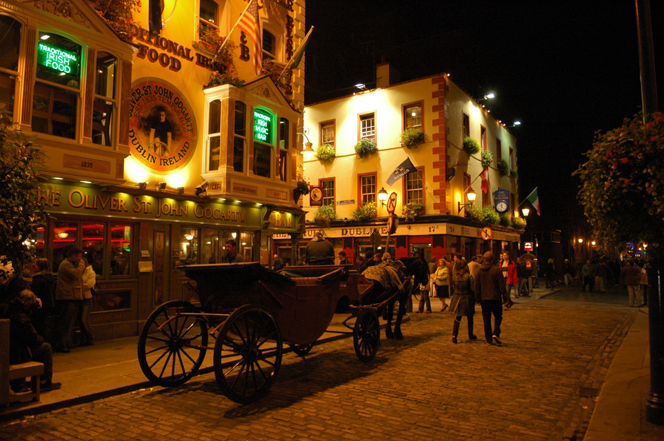 DUB Dublin - The Oliver St John Cogart Bar on Temple Bar by night 3008x2000