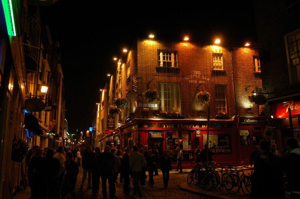 DUB Dublin - The Temple Bar Pub by night 04 3008x2000