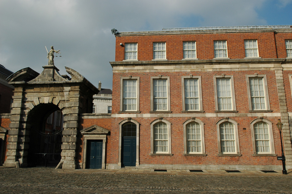 DUB Dublin Castle - Cork Hill Gate and modern building 3008x2000