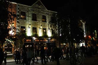 DUB Dublin - Pubs on Temple Bar Square by night 04 3008x2000