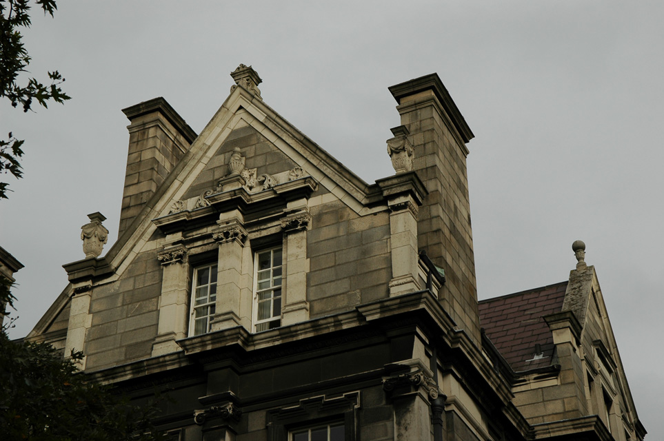 DUB Dublin - Trinity College Graduates Memorial Building roof detail 3008x2000