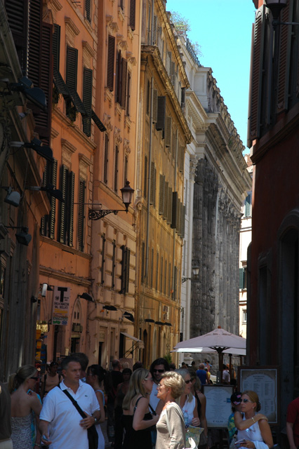 FCO Rome - Via delle Muratte near Trevi Fountain 3008x2000