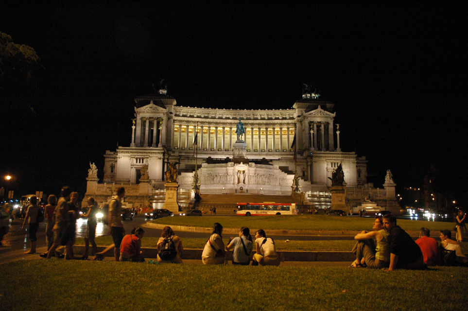 FCO Rome - Vittoriano on Piazza Venezia by night 01 3008x2000