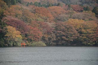 NRT Hakone - Ashino-ko lake with colourful autumn leaves on trees seen from pirate ship ferry from Togendai to Hakone-machi 02 3008x2000