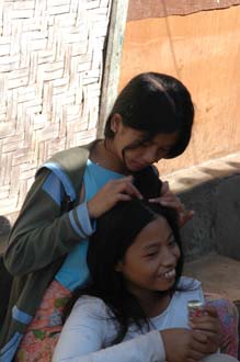 AMI Lombok Masbagik Timur pottery village girls searching for lice 3008x2000