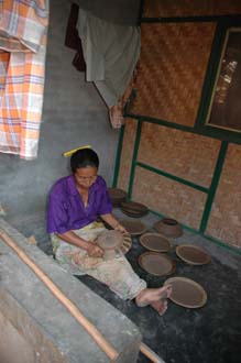 AMI Lombok Masbagik Timur pottery village woman applying ornaments on the potteryware before burning 1 3008x2000