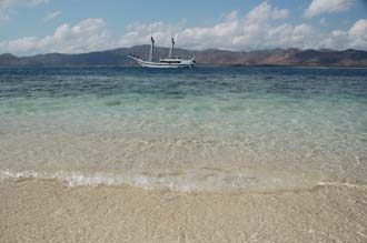 AMI Lombok Ombak Putih sailing ship Gili Nanggu Island beach 4 3008x2000