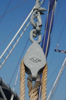 AMI Lombok Ombak Putih sailing ship in Labuhan Kayangan harbour linkage with ropes 3008x2000