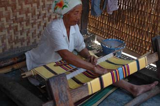 AMI Lombok Pringgasela traditional weaving village woman weaving on simple loom 4 3008x2000