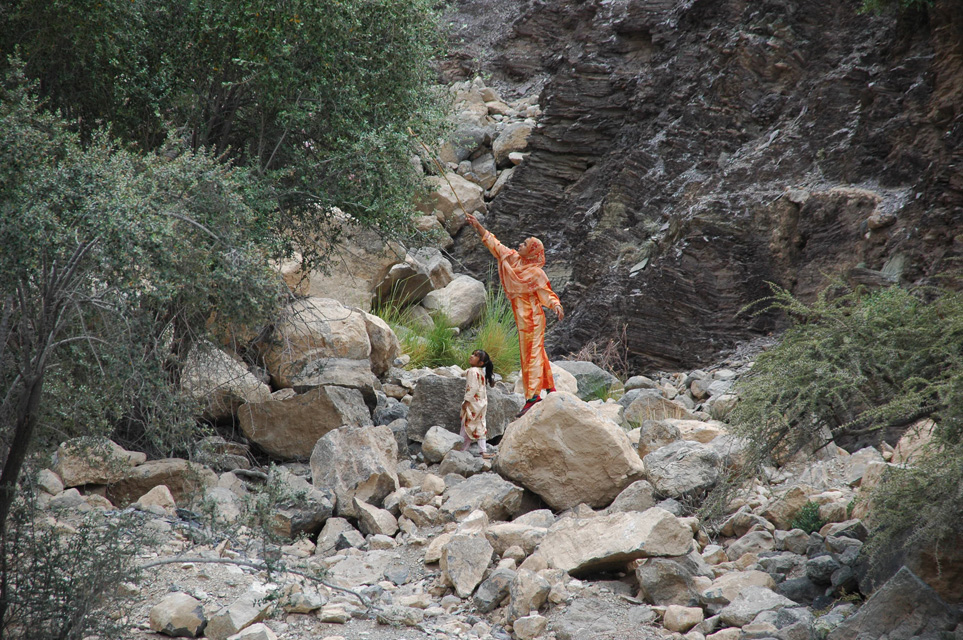 MCT Al-Jabal Akhdar mountains near Nizwa - bodouin woman with daughter collecting fruits from a tree 3008x2000