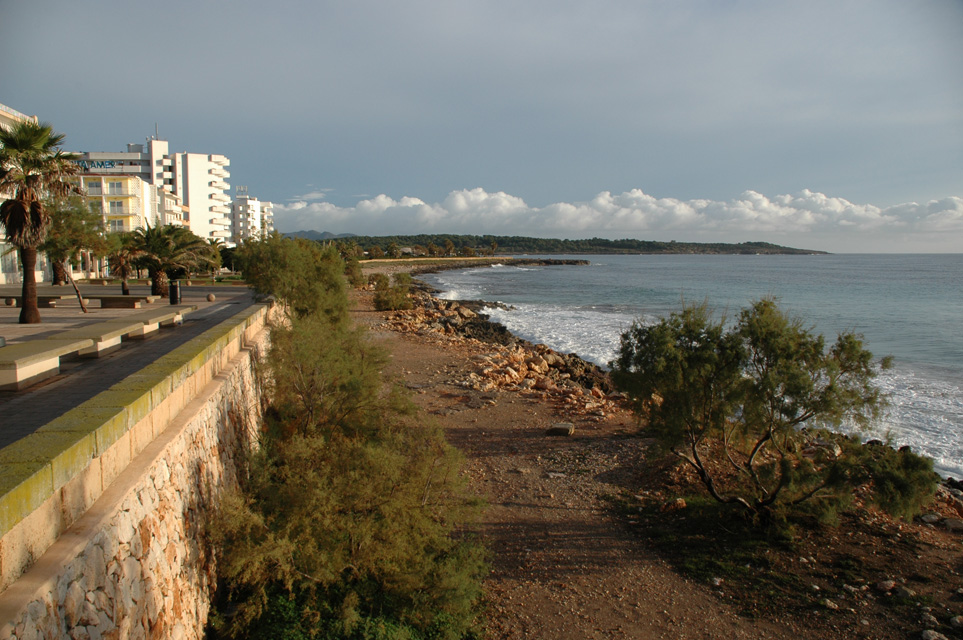 PMI Mallorca - Cala Moreya - beach panorama with hotels 01 3008x2000