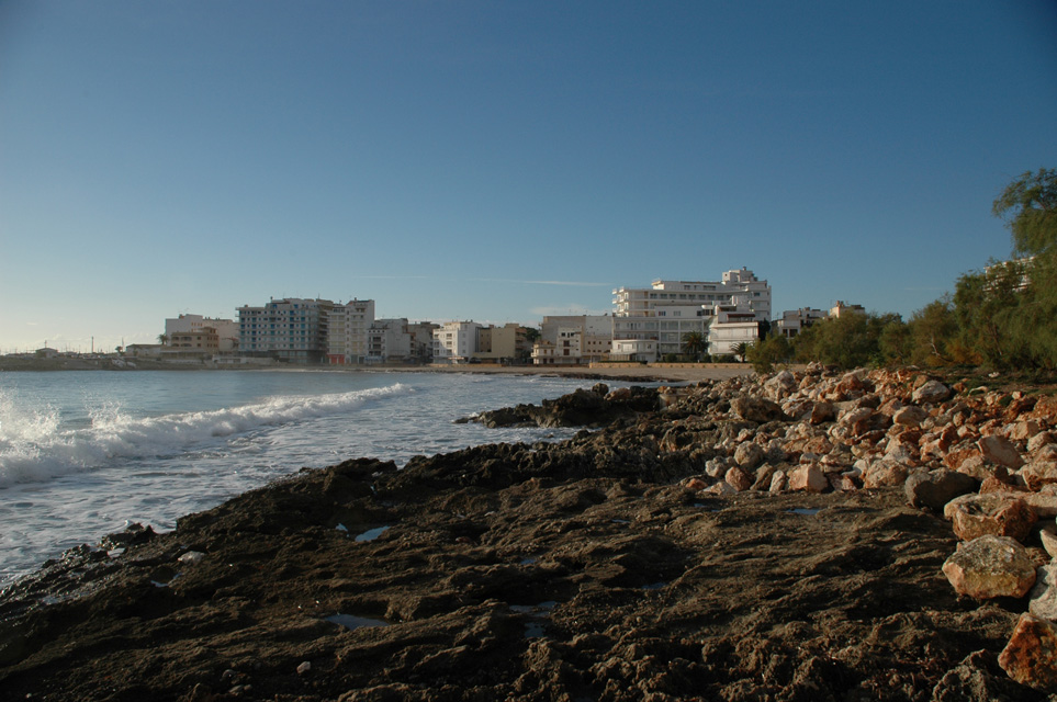 PMI Mallorca - Cala Moreya - beach panorama with hotels 02 3008x2000