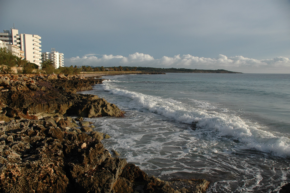 PMI Mallorca - Cala Moreya - beach panorama with hotels 03 3008x2000