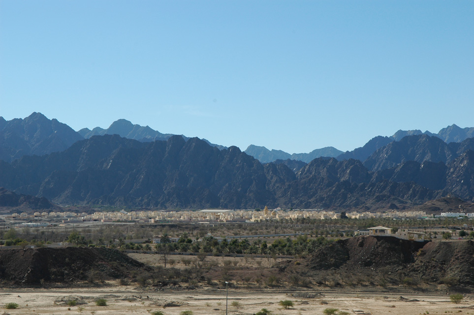 DXB Hatta - Hatta Town houses and palm trees with spectacular Hajar mountain panorama 03 3008x2000